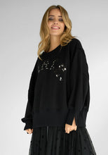 Lade das Bild in den Galerie-Viewer, Miss Goodlife Roundneck Sweater wide Peace Paillette – schwarz