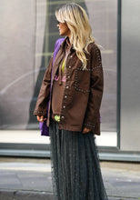 Lade das Bild in den Galerie-Viewer, Miss Goodlife Jeans Bluse Studs – chocolate