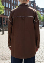 Lade das Bild in den Galerie-Viewer, Miss Goodlife Jeans Bluse Studs – chocolate