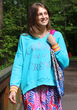 Lade das Bild in den Galerie-Viewer, Miss Goodlife Sweater V-Neck Crème de la Crème Strass – turquoise