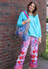 Lade das Bild in den Galerie-Viewer, Miss Goodlife Sweater V-Neck Crème de la Crème Strass – turquoise