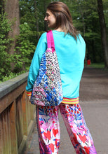 Lade das Bild in den Galerie-Viewer, Miss Goodlife Sweater V-Neck Crème de la Crème Strass – turquoise