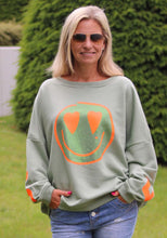 Lade das Bild in den Galerie-Viewer, Miss Goodlife Sweater Roundneck Famous Heartface Strass – almond