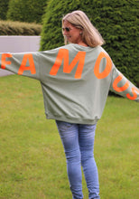 Lade das Bild in den Galerie-Viewer, Miss Goodlife Sweater Roundneck Famous Heartface Strass – almond