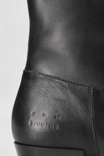 Lade das Bild in den Galerie-Viewer, Copenhagen Studios CPH293 Leather Black

