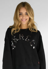 Lade das Bild in den Galerie-Viewer, Miss Goodlife Roundneck Sweater wide Peace Paillette – schwarz
