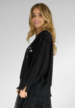 Lade das Bild in den Galerie-Viewer, Miss Goodlife Roundneck Sweater wide Peace Paillette – schwarz
