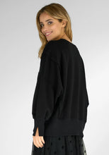 Lade das Bild in den Galerie-Viewer, Miss Goodlife Roundneck Sweater wide Peace Paillette – schwarz
