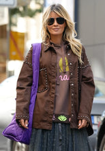 Lade das Bild in den Galerie-Viewer, Miss Goodlife Jeans Bluse Studs – chocolate
