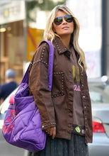 Lade das Bild in den Galerie-Viewer, Miss Goodlife Jeans Bluse Studs – chocolate
