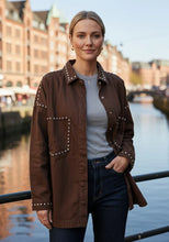 Lade das Bild in den Galerie-Viewer, Miss Goodlife Jeans Bluse Studs – chocolate
