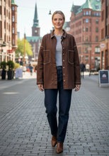 Lade das Bild in den Galerie-Viewer, Miss Goodlife Jeans Bluse Studs – chocolate
