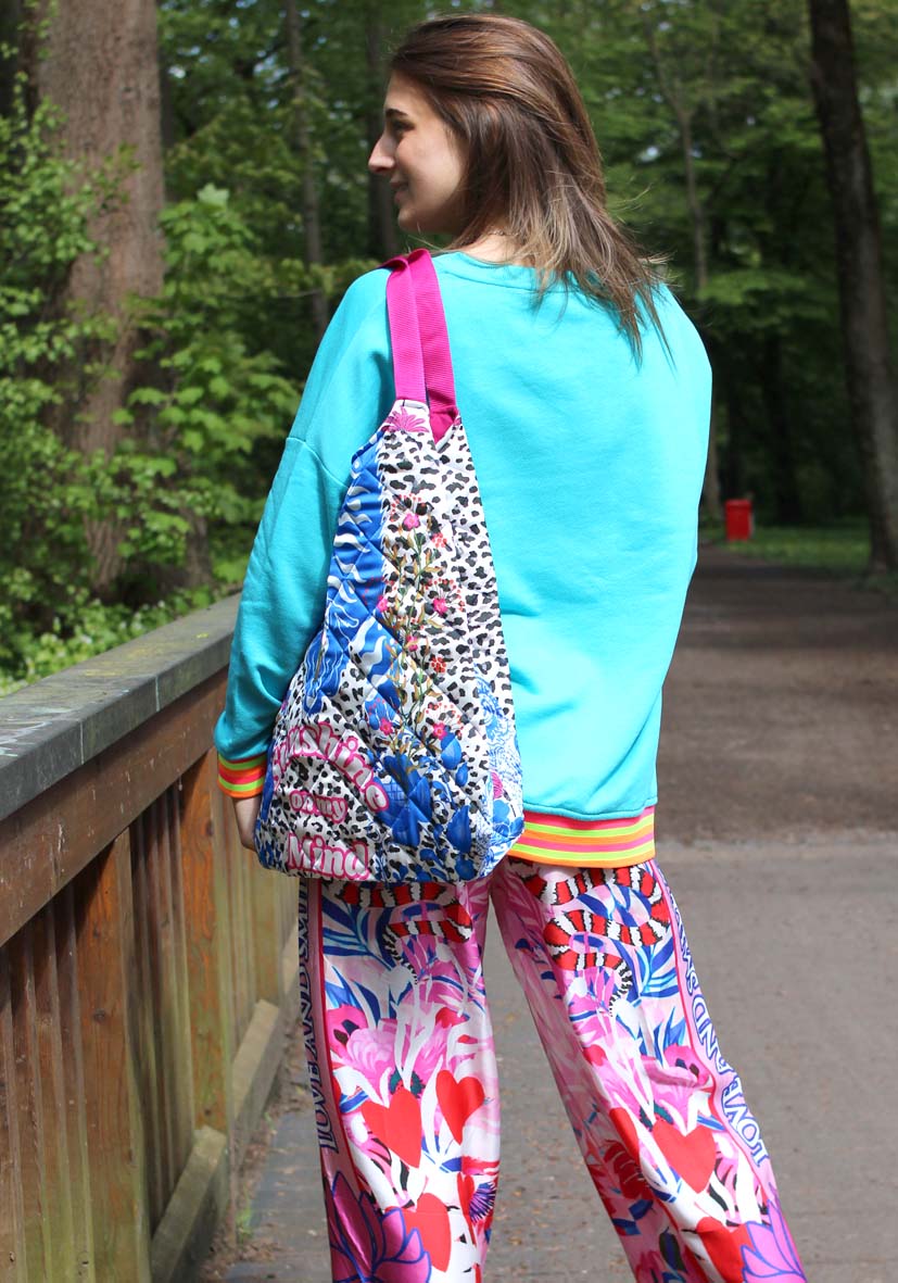 Miss Goodlife Sweater V-Neck Crème de la Crème Strass – turquoise